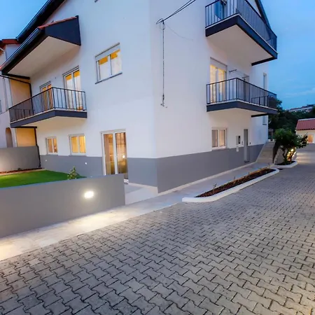 Appartamento Modern With Garden