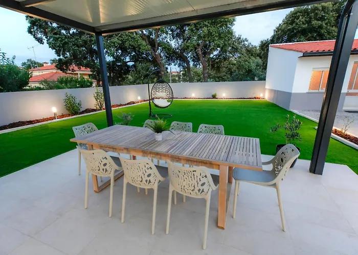 Modern With Garden Apartament Fátima